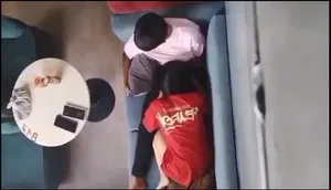 Quay lén em ghệ mút liếm cho em người yêu nơi công cộng