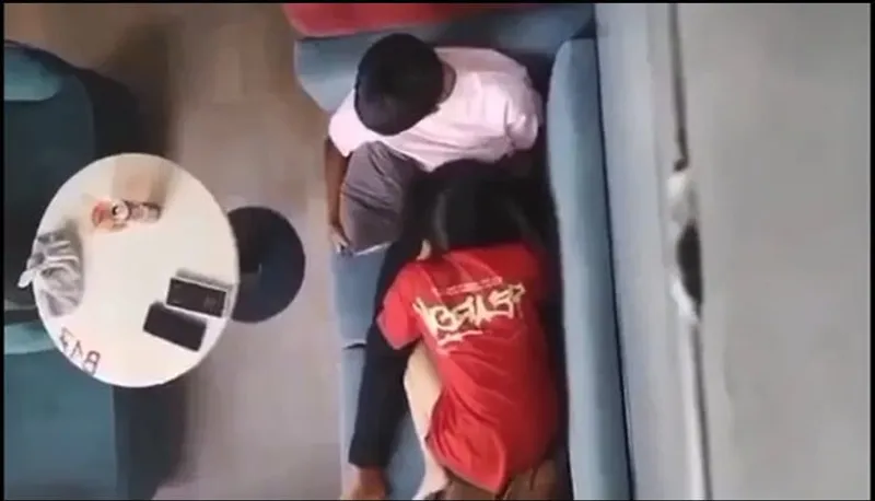 Quay lén em ghệ mút liếm cho em người yêu nơi công cộng