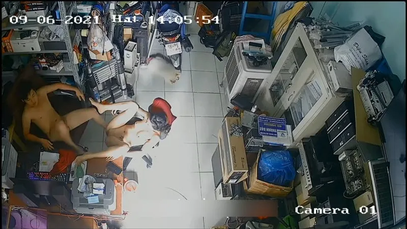 Bà xã ông chồng nện nhau trong của hàng máy tính
